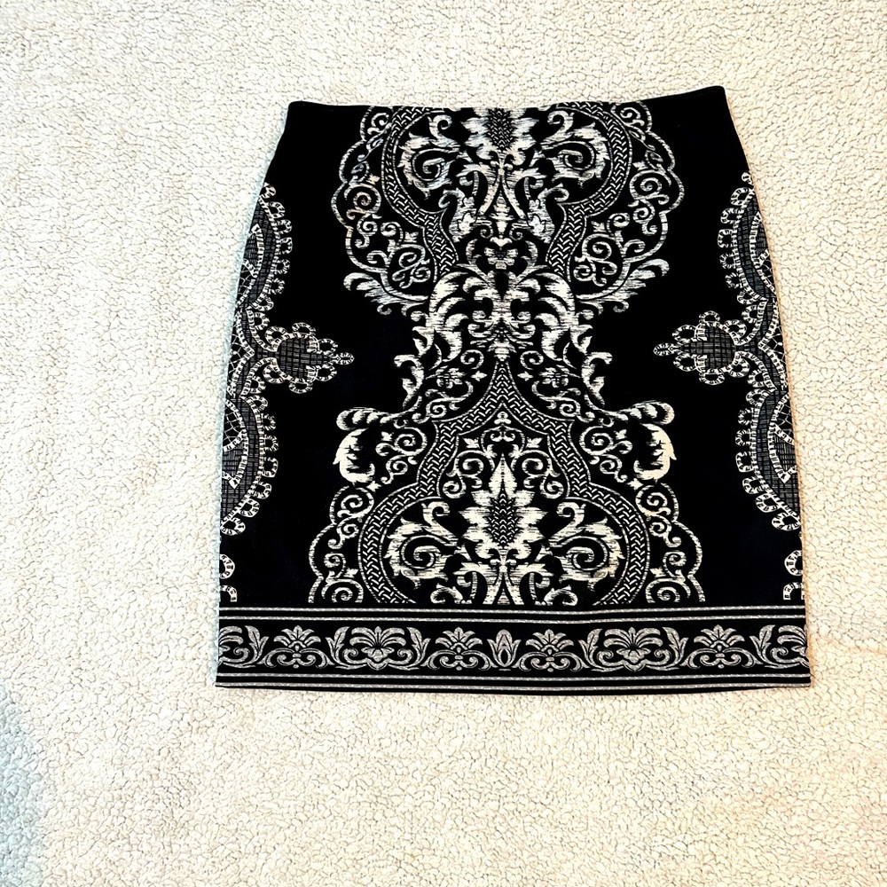 Womens XL black & white skirt. Valerie Stevens. Stretchy. Elastic waist comfort.